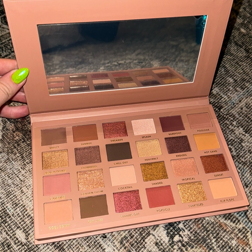 Brazilian Glow Eyeshadow Palette
24-Pan Eyeshadow Palette
